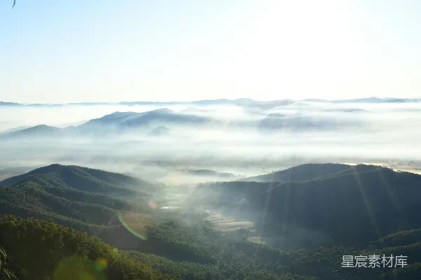 高清摄影 山间云层透出阳光