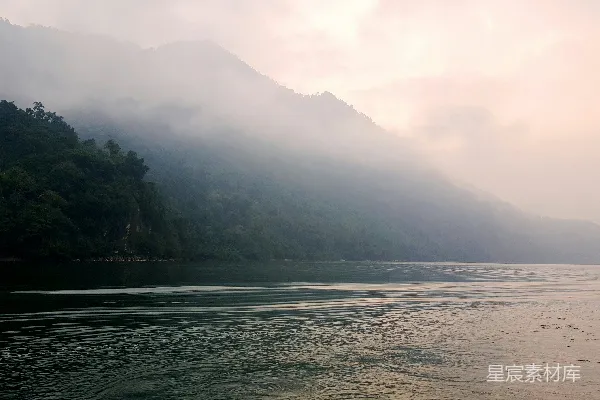 高清摄影 山间白天的水域