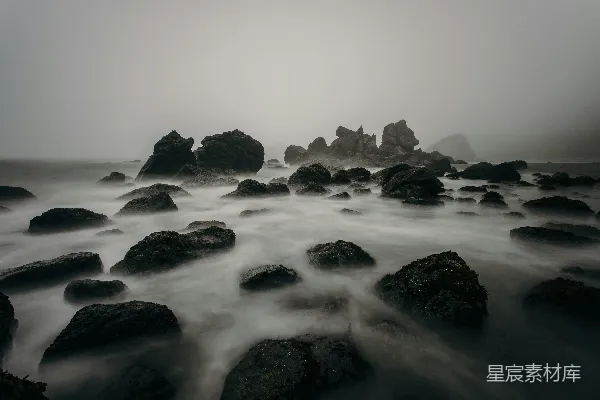 高清摄影 岩石海岸被雾笼罩着，波浪模糊不清。