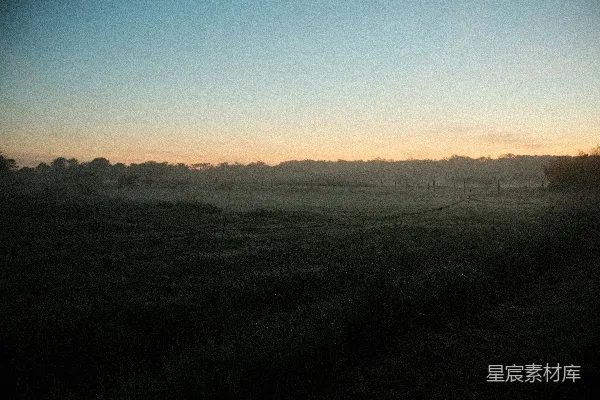 高清摄影 夕阳落下一片草地之上