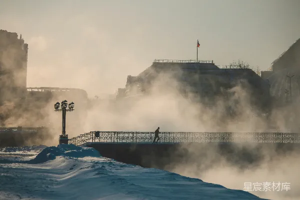 高清摄影 一个人走在覆盖着白雪的河流上的一座桥上
