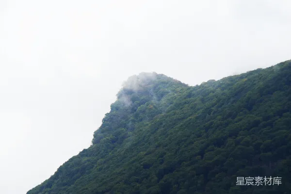 高清摄影 天边几朵云山头一抹绿意