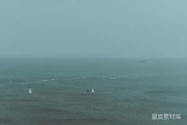 高清摄影 灰天绿草地上白船