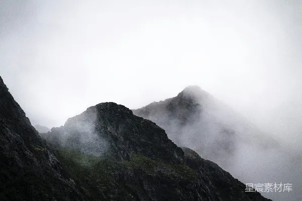 高清摄影 一座被雾和云覆盖的高大山脉