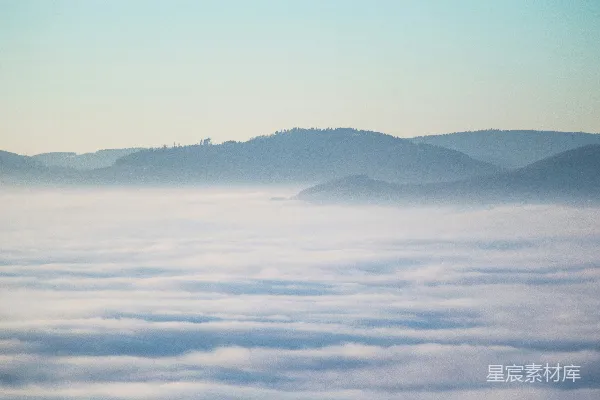 高清摄影 山间云雾缭绕的一景