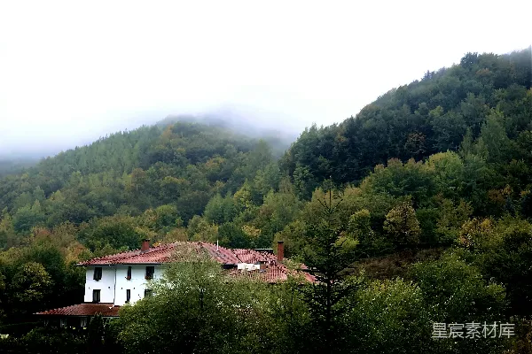 高清摄影 白宫坐落在一片翠绿的山坡之上