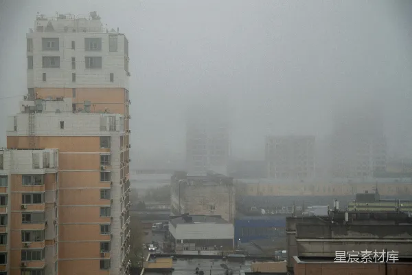 高清摄影 一座高楼林立的城市在雾中看不清