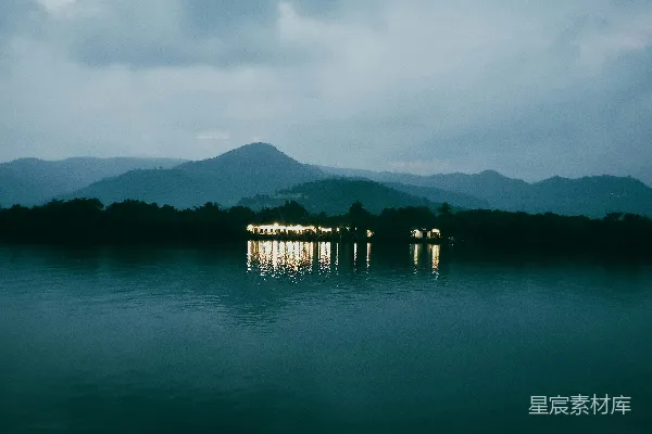 高清摄影 山间云雾笼罩下的水域