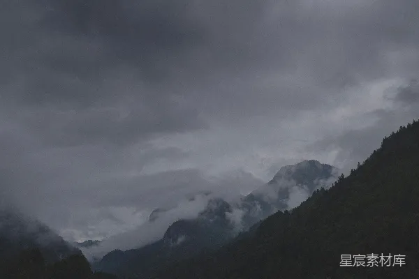 高清摄影 白云下的青山在白天