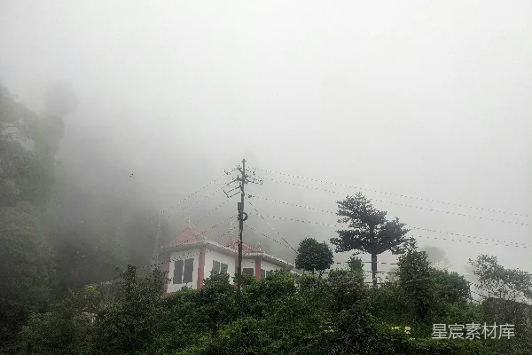 高清摄影 山坡上的一栋房屋笼罩在雾中