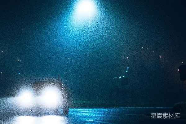 高清摄影 夜间路上的一辆白色汽车