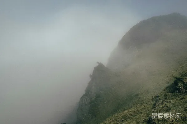 高清摄影 被雾和低垂的云覆盖的山峰