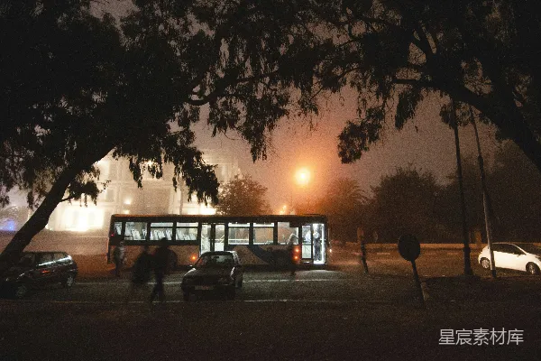高清摄影 白天停在房子附近的白色汽车，在夜间显示着亮灯的路灯。