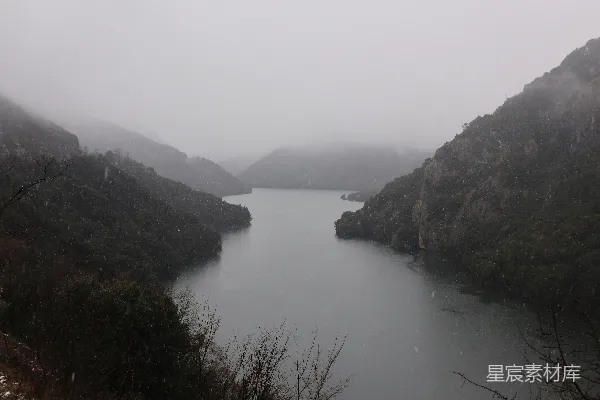 高清摄影 一片被山环绕的大片水域