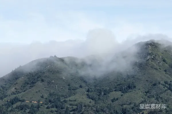 高清摄影 云雾缭绕的山林之景在一片阴天中