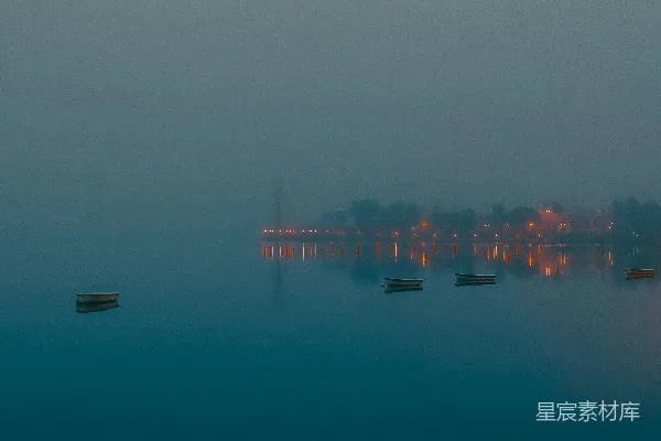 高清摄影 夜晚桥梁的轮廓影子横跨水面