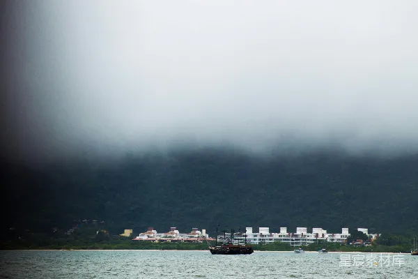 高清摄影 漂浮在一大片水体上的小船