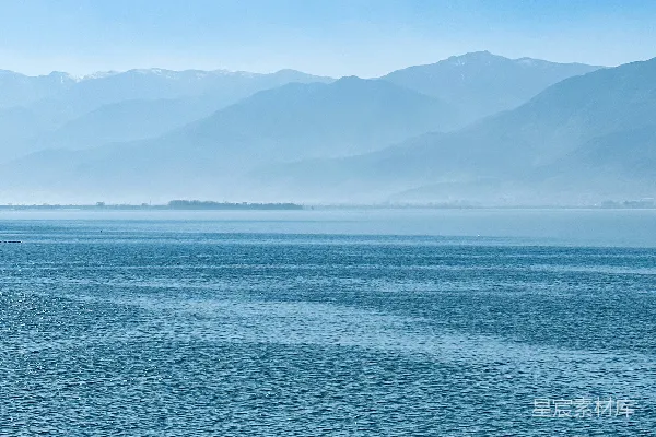 高清摄影 背景中有许多山的大片水域