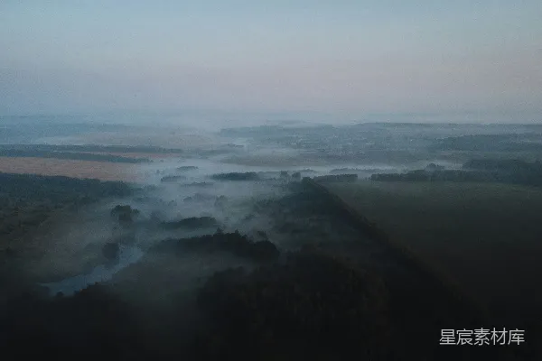 高清摄影 黄昏时分的一片雾气笼罩下的景象俯瞰图