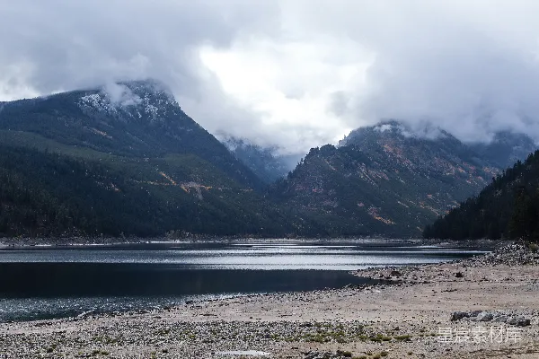高清摄影 一片被山环绕的大片水域