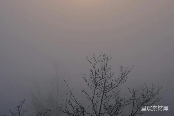 高清摄影 阳光穿透了迷雾的天空