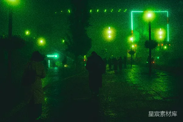 高清摄影 一群人在夜晚走在街上