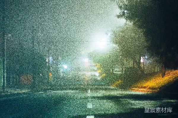 高清摄影 白天路上的一辆黑色轿车