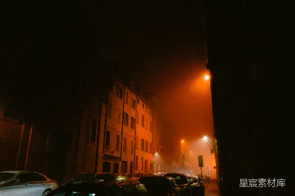 高清摄影 夜晚的城市街道，车停在路边。