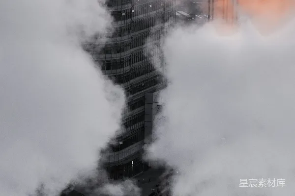 高清摄影 一栋冒出大量烟雾的高大建筑物