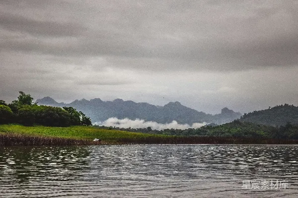 高清摄影 背景中有山的水域