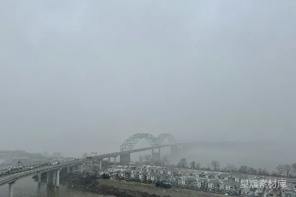 高清摄影 雾中一座桥横跨河流的景象