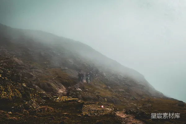 高清摄影 一个人在雾天爬山