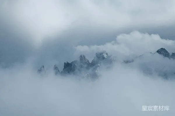 高清摄影 远处群山云雾缭绕的一组山脉