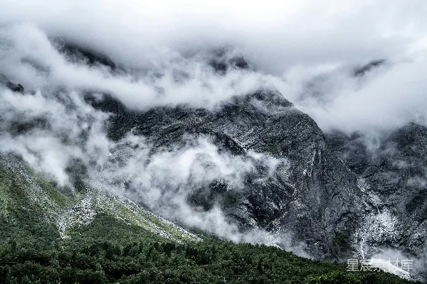 高清摄影 绿灰山 beneath白云