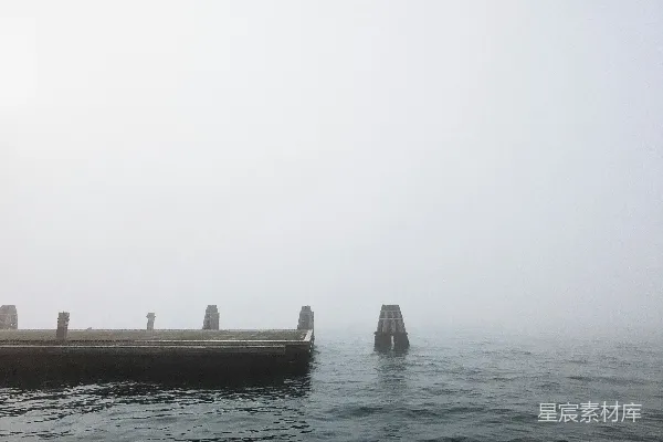 高清摄影 水面上一艘船漂浮着
