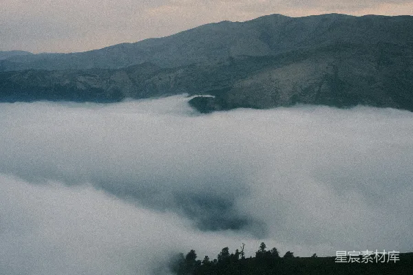 高清摄影 低垂云雾覆盖的山景