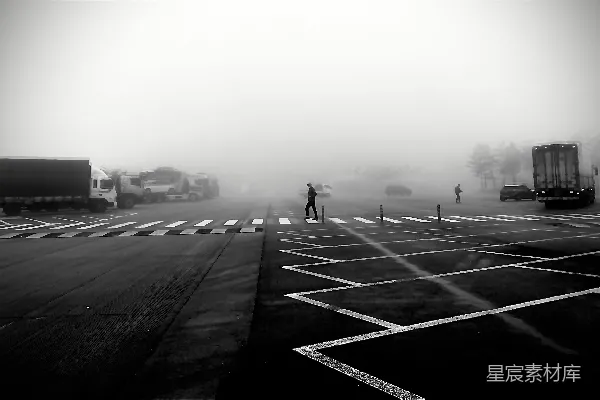 高清摄影 黑白照片中的人在道路上行走