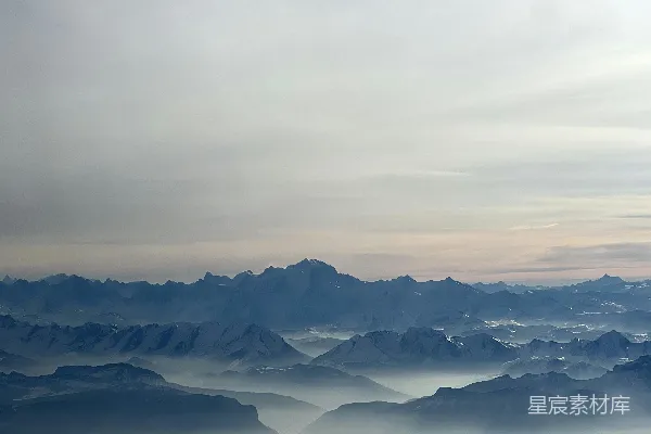 高清摄影 飞机上看的一片山峦美景