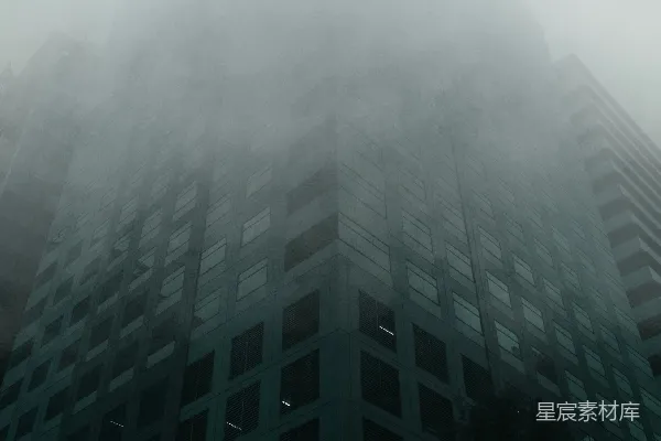 高清摄影 灰白色的混凝土建筑被雾笼罩着
