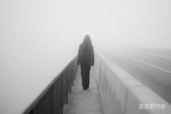 高清摄影 桥上行走的人在雾中