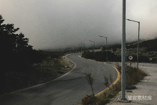 高清摄影 路边的一块路牌静立着