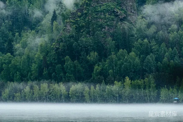 高清摄影 幽暗山脉耸立在一片宁静的湖泊之上。