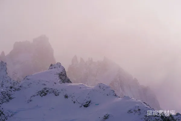 高清摄影 覆盖着白雪的山峦，背景是天空。