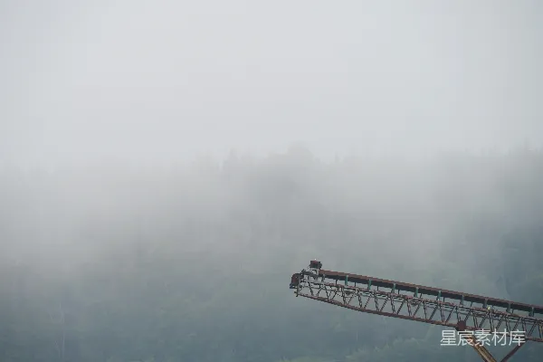 高清摄影 桥上弥漫着雾气