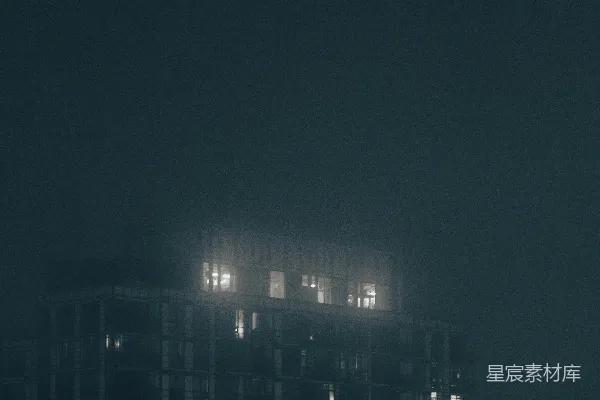 高清摄影 夜晚一架飞机飞过城市上空