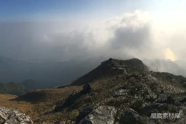高清摄影 白云下的棕色和绿色山在白天