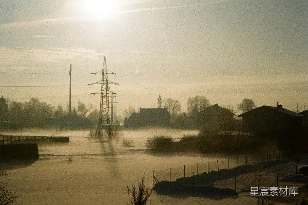 高清摄影 阳光照耀在一片结冰的湖泊上