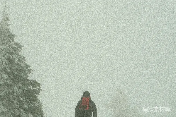 高清摄影 一个背着背包在雪地里行走的人