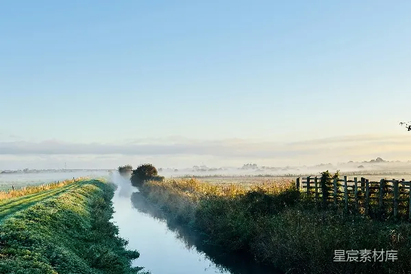 高清摄影 一条河流穿过一片翠绿的乡村 landscape。