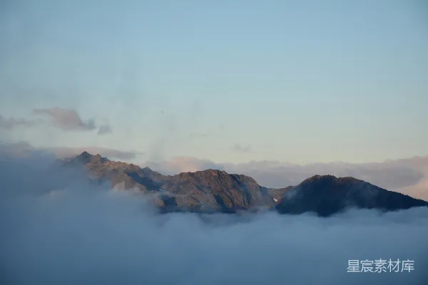 高清摄影 云中的山峦美景